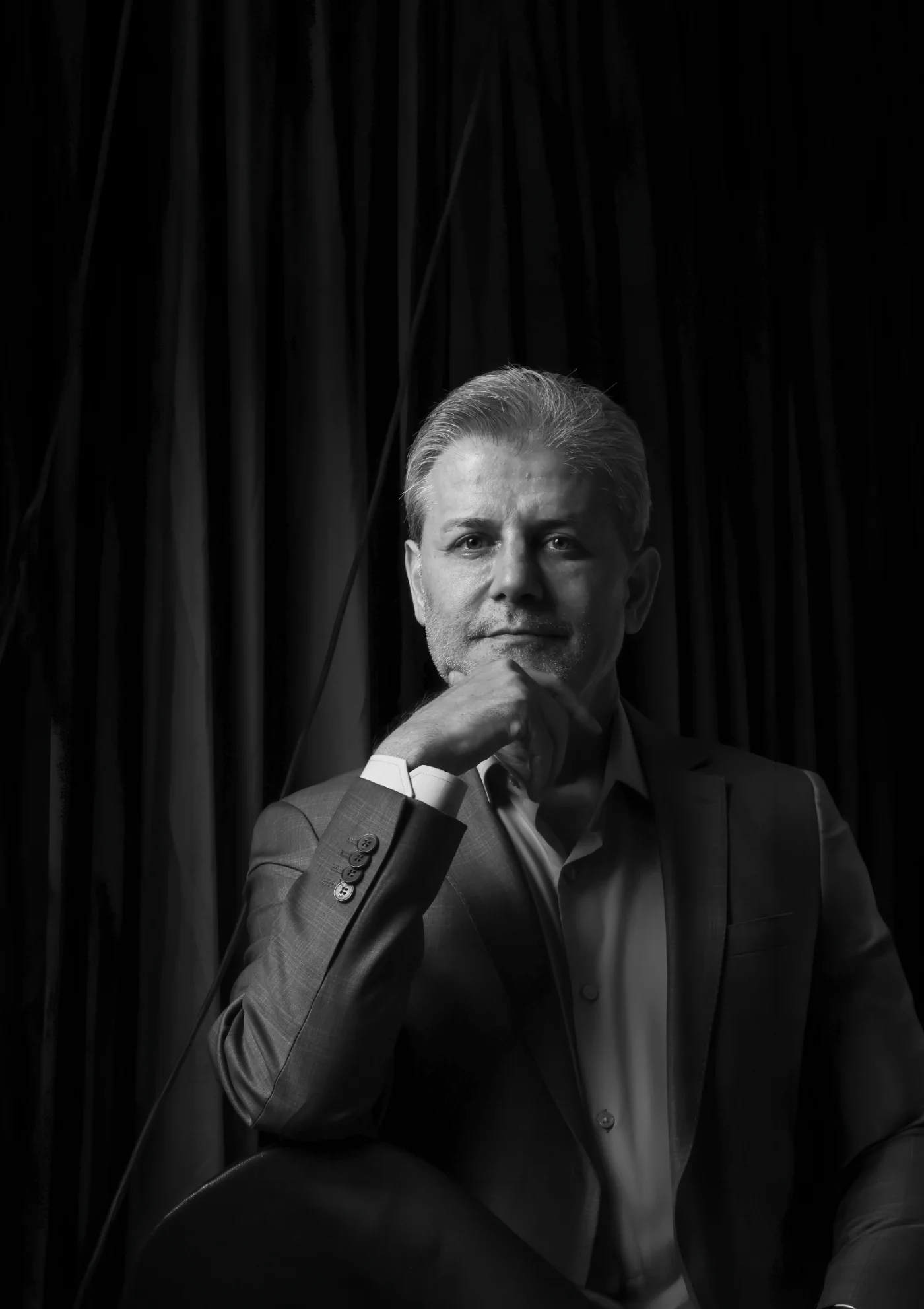Ali Önal, koyu perde önünde siyah-beyaz portre