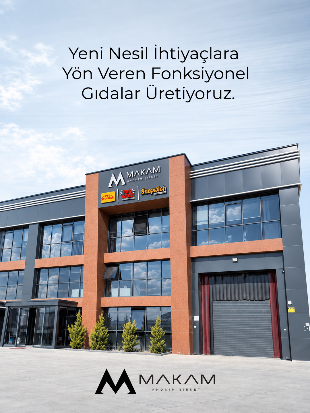 Makam üretim tesisinde paslanmaz çelik makine altında konveyör bandında ilerleyen hamurlar